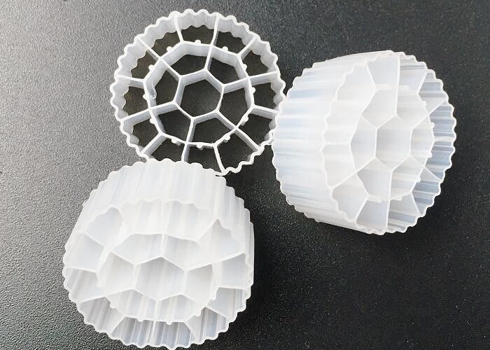 ถัง KOI 19 ห้อง MBBR พกพนักงานถ่ายภาพชีวภาพ วัสดุ HDPE สีขาว 25 * 12 มม สื่อการบําบัดน้ําเสีย a / o กระบวนการ