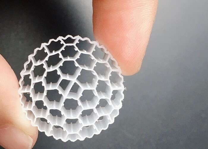 วัสดุ Hdpe ร้อนหมัก Fda Safty K3 สื่อกรอง การบําบัดน้ําอุตสาหกรรม