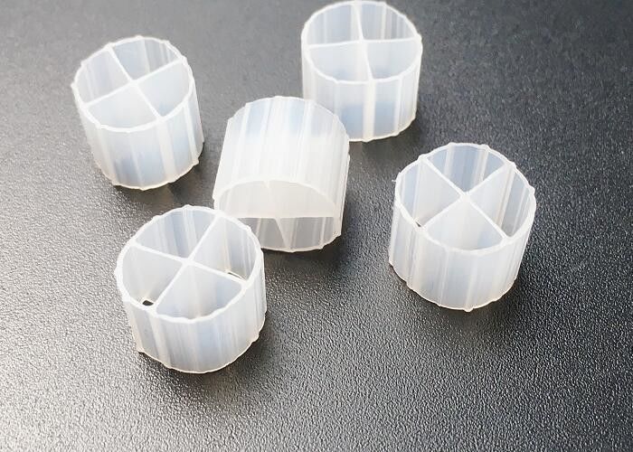 สัตว์เลี้ยงปลา MBBR สื่อกรองชีวภาพ 12*9mm Hdpe Bioballs ขาว Sbr กระบวนการ