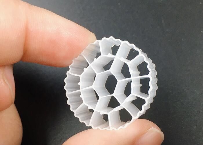 Hdpe K3 Biocell MBBR สื่อการบํารุงน้ํา 25 * 12 มม 600m2 / M3 พื้นที่พื้นที่ใหญ่