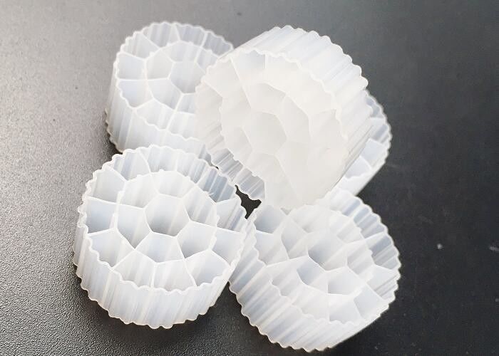 Hdpe K3 Biocell MBBR สื่อการบํารุงน้ํา 25 * 12 มม 600m2 / M3 พื้นที่พื้นที่ใหญ่