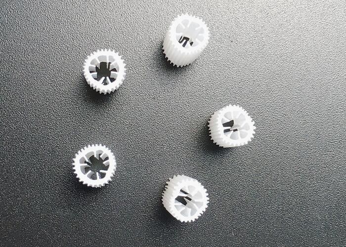 สื่อกรองอุตสาหกรรม Hdpe HIPS วัสดุ 5 * 5mm ขนาด การรับรอง SGS สีที่กําหนดเอง