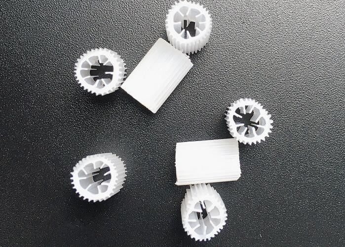 สื่อกรองอุตสาหกรรม Hdpe HIPS วัสดุ 5 * 5mm ขนาด การรับรอง SGS สีที่กําหนดเอง