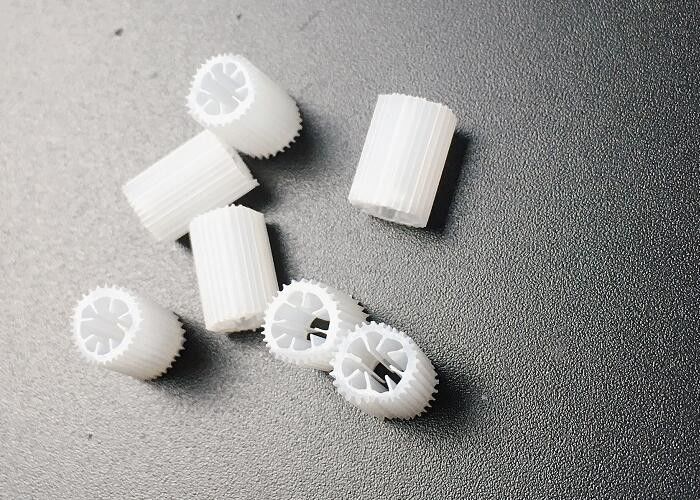 เครื่องกรองพลาสติกสื่อ MBBR K1 เครื่องกรองเตียงเคลื่อนที่ ปรับปรุงคุณภาพน้ํา