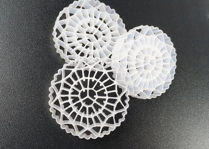 สีธรรมชาติ สื่อกรอง MBBR พื้นผิวสูง 25mm X 4mm ขนาด