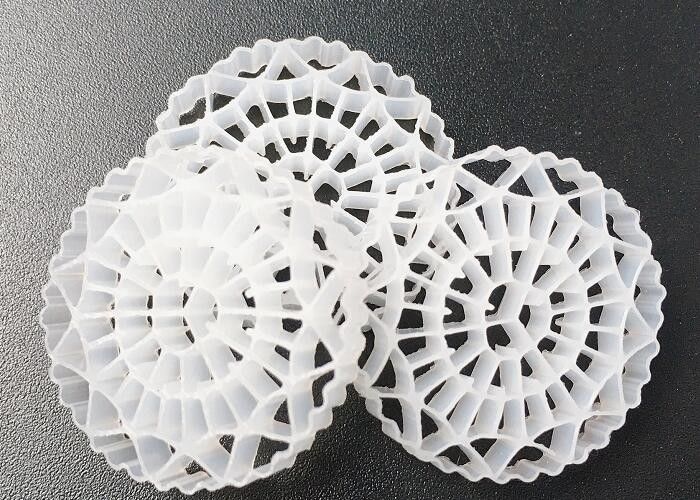 สีธรรมชาติ สื่อกรอง MBBR พื้นผิวสูง 25mm X 4mm ขนาด