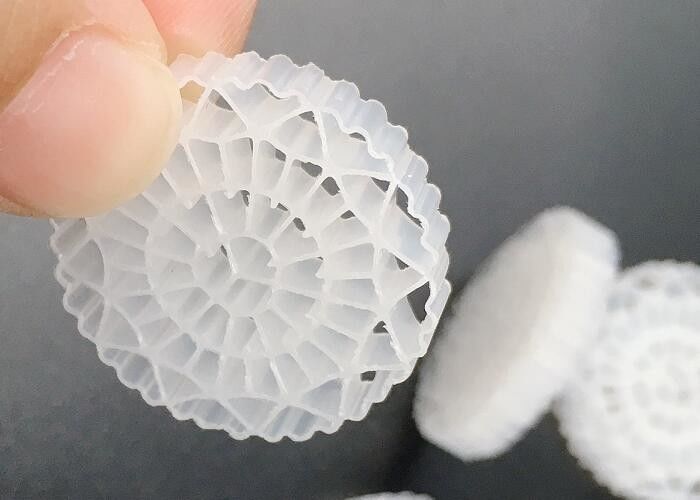 PE63 รูปทรงดอกไม้ MBBR Bio Media With Big Surface Area พื้นที่พื้นที่ 1200m2/m3 พื้นที่พื้นที่