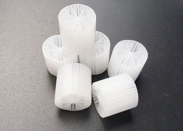 เครื่องปฏิกิริยาเตียงเคลื่อนย้าย 15 * 15 มม MBBR การบําบัดน้ํา สื่อชีวภาพสําหรับถังแอเนอโรบิก