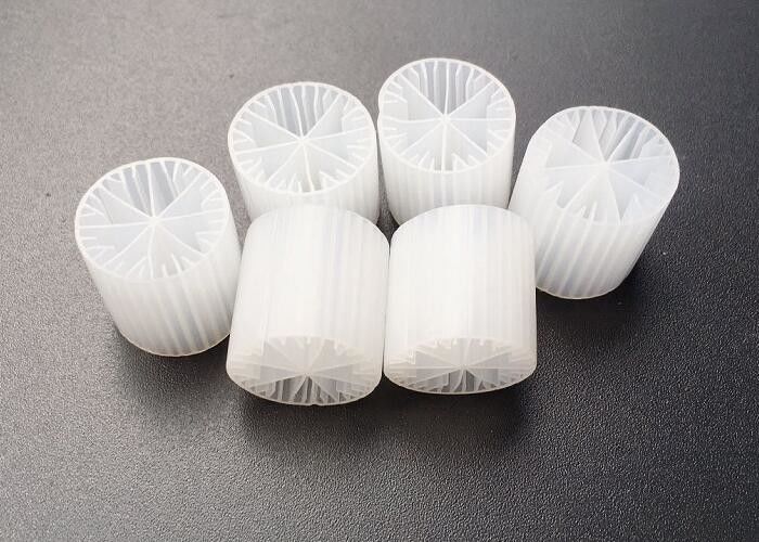 เครื่องปฏิกิริยาเตียงเคลื่อนย้าย 15 * 15 มม MBBR การบําบัดน้ํา สื่อชีวภาพสําหรับถังแอเนอโรบิก