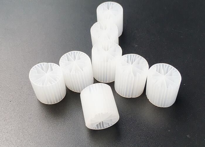 พื้นผิวสูง สื่อกรอง MBBR สีขาว วินเจิร์น HDPE วัสดุ 15 * 15MM
