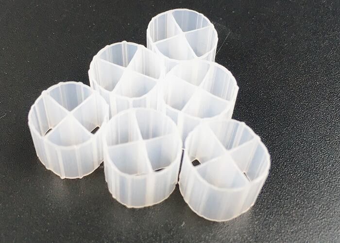 ประสิทธิภาพสูง สีขาว วัสดุพลาสติก สื่อกรอง สําหรับการบําบัดน้ําเสีย mbbr สําหรับระบบ ras พื้นที่ใหญ่