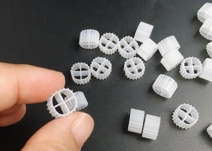 เครื่องบรรทุก Biofilm ประสิทธิภาพสูง MBBR Filter Media 11mm X 7mm ขนาดและสีขาว