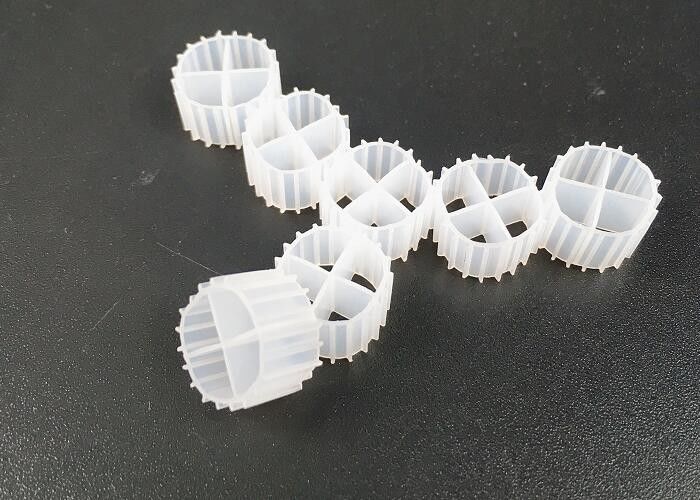 สีขาว MBBR สระ Biocell Filter Media วินเจิร์น HDPE วัสดุและลอยสําหรับ RAS