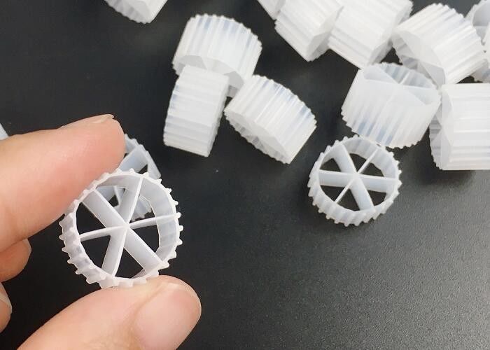 ความต้านทานแรงกระแทกที่ดี HDPE MBBR Kaldnes Filter Media สําหรับสระน้ํา