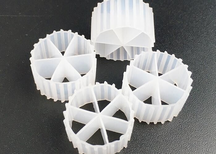 ขนาด 16 * 10 มิลลิเมตร MBBR Biocell Filter Media วินเจอร์น HDPE วัสดุและสีขาวสําหรับ RAS