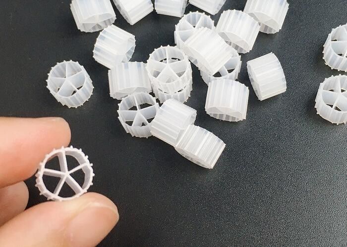 PE03 เทคนิคการบําบัดน้ําเสียทางชีววิทยา MBBR สื่อกรอง PE Polymer Materail SBR เทคโนโลยี