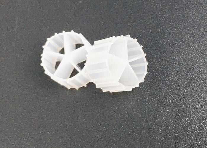 สื่อกรองพลาสติกสีขาวที่มีกิจกรรมทางชีววิทยาสูง HDPE สําหรับสระปลา