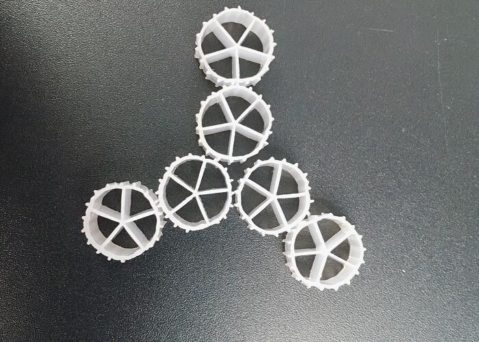 สื่อกรองลอยสีขาวที่มีวัสดุ HDPE ของบริสุทธิ์สําหรับการบําบัดน้ําเสีย