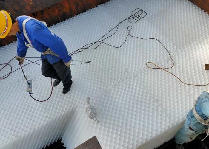 PP PVC Honeycomb Tube Saff Media / Lamella Media สําหรับการบําบัดน้ํา สีขาว