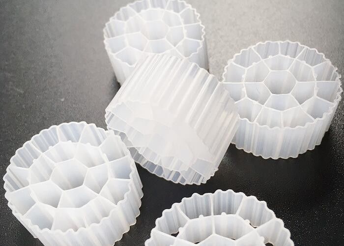 พลาสติก MBBR Biomedia HDPE K3 Aquaponics Filter Media 500 m2/m3 fda วัสดุที่ปลอดภัย Biopipe ลูกชีวอน