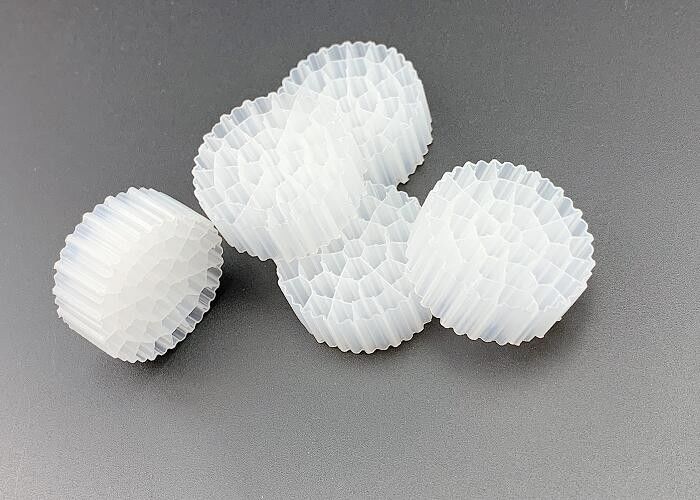 การบําบัดน้ํา พื้นผิวขนาดใหญ่ MBBR Biocell Filter Media 25*10MM