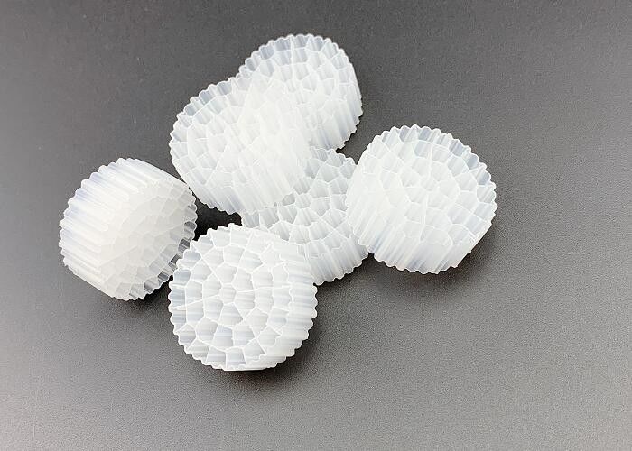 การบําบัดน้ํา พื้นผิวขนาดใหญ่ MBBR Biocell Filter Media 25*10MM