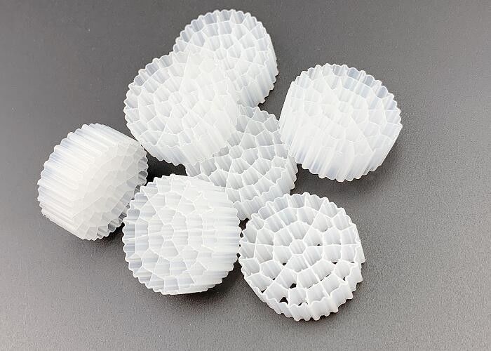 สีขาว HDPE K1 สื่อกรอง PE37 สําหรับการปรับปรุงคุณภาพน้ํา