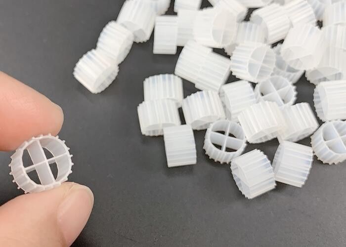 11*7mm สีธรรมชาติและวัสดุ HDPE มหาพรหม MBBR Biofilm ผู้ผลิต