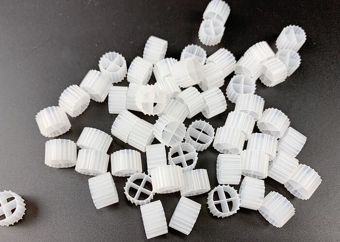 11*7mm สีธรรมชาติและวัสดุ HDPE มหาพรหม MBBR Biofilm ผู้ผลิต
