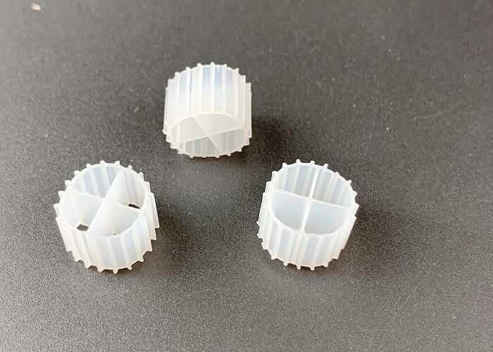 11*7mm MBBR Biofilter Media K1 ด้วยสีขาวและวัสดุ HDPE