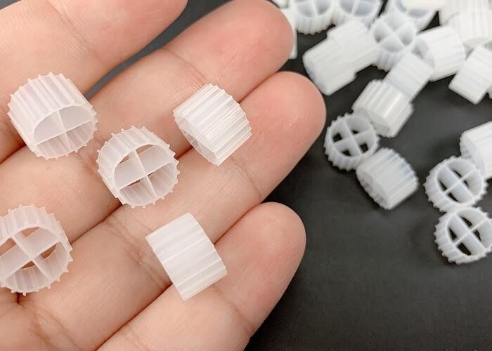 11*7mm MBBR Biofilter Media K1 ด้วยสีขาวและวัสดุ HDPE