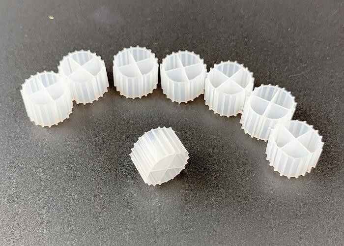 สื่อกรองชีวภาพสีขาว 11MM HDPE virgin สําหรับการล้างไนทริฟิชั่น