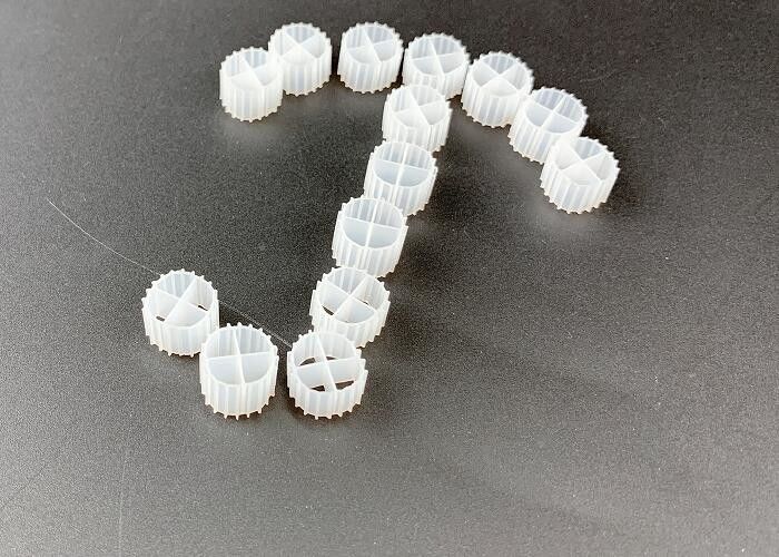 สื่อกรองชีวภาพสีขาว 11MM HDPE virgin สําหรับการล้างไนทริฟิชั่น