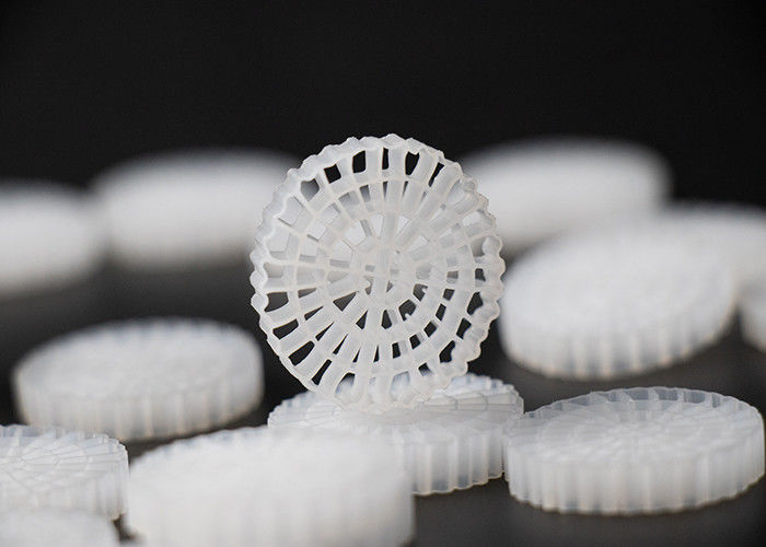 25*4mm PE64 K5 MBBR Bio Media K5 สีขาวและวัสดุ HDPE Virgin สําหรับระบบ RAS