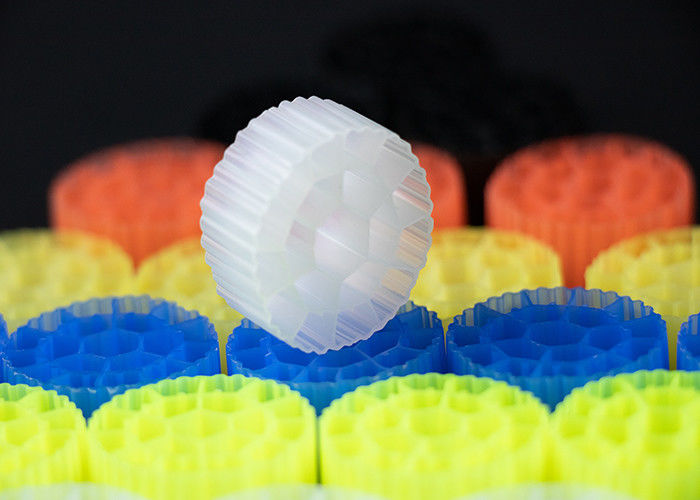 สีสันหรือที่กําหนดเอง พลาสติกเคลื่อนไหวสื่อกรองสําหรับ Aquariums วินเจอร์น HDPE วัสดุ