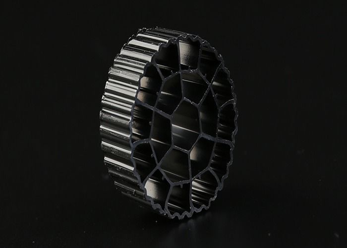 สีดํา พลาสติก MBBR Kaldnes K1 MBBR Bio Media วัสดุ HDPE ขนาด 25mm X 12mm