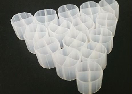 สีขาว MBBR สื่อพกพาชีวภาพสําหรับถังอ่อนแอโรบิก ด้วยวัสดุ HDPE Virgin และขนาด 12 * 9mm
