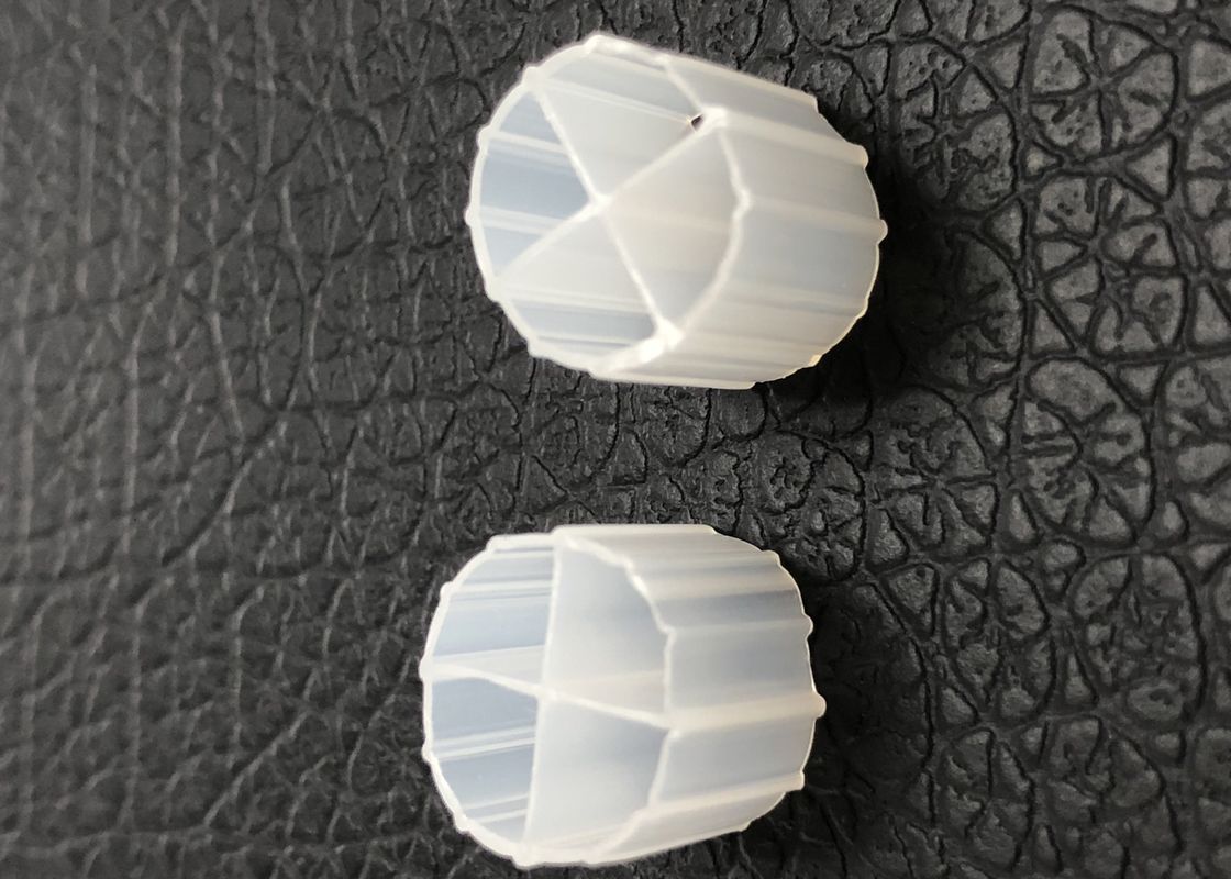 สีขาว MBBR สื่อพกพาชีวภาพสําหรับถังอ่อนแอโรบิก ด้วยวัสดุ HDPE Virgin และขนาด 12 * 9mm