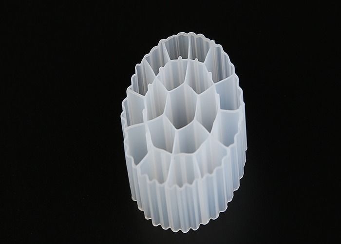 สีขาว MBBR Filter Media K3 Bio Media ทนต่อแรงกระแทกที่ดีกับ HDPE เพศหญิง