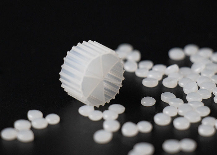 MBBR 100% เพศหญิง HDPE PE04 BIO สื่อกรอง สีขาว 0.98g/Cm3