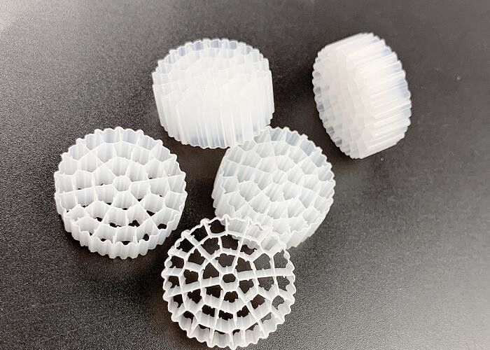 IFAS FDA Safty HDPE สีขาว MBBR Biocell Filter Media A/O เทคโนโลยี
