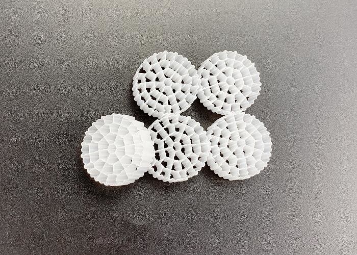 สื่อกรองน้ําเสีย MBBR เบาะเคลื่อนย้าย ระบบปฏิกิริยา Biofilm HDPE