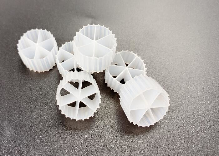 พื้นที่ขนาดใหญ่ PE04 Virgin HDPE สีขาว Mbbr Biocell Filter Media 800m2/M3