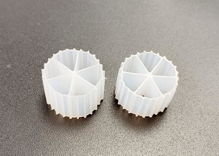 พื้นที่ขนาดใหญ่ PE04 Virgin HDPE สีขาว Mbbr Biocell Filter Media 800m2/M3