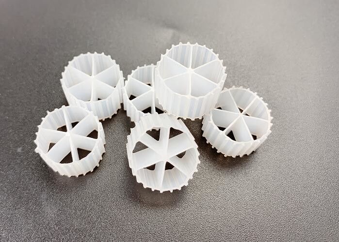 พื้นที่ขนาดใหญ่ PE04 Virgin HDPE สีขาว Mbbr Biocell Filter Media 800m2/M3