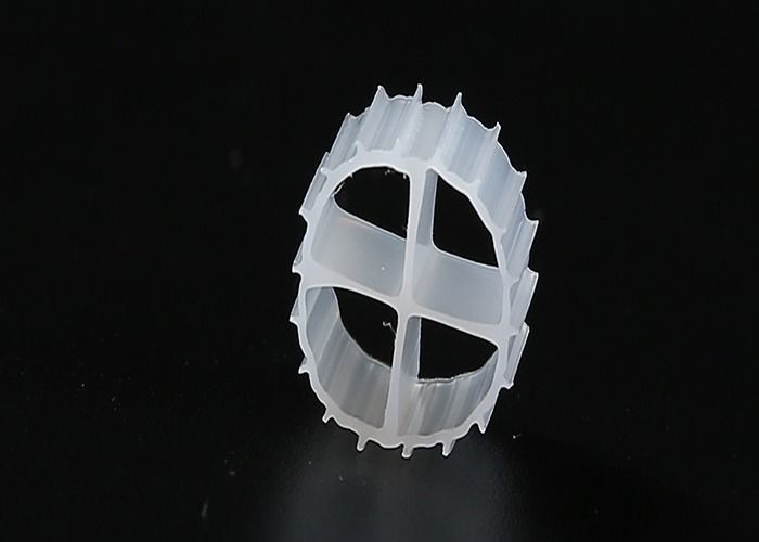 PE กันกระแทก Aquariums MBBR เครื่องกรองสื่อ สีขาว เครื่องขนส่ง fda 11 * 7MM MBBR เครื่องขนส่ง Biofilm