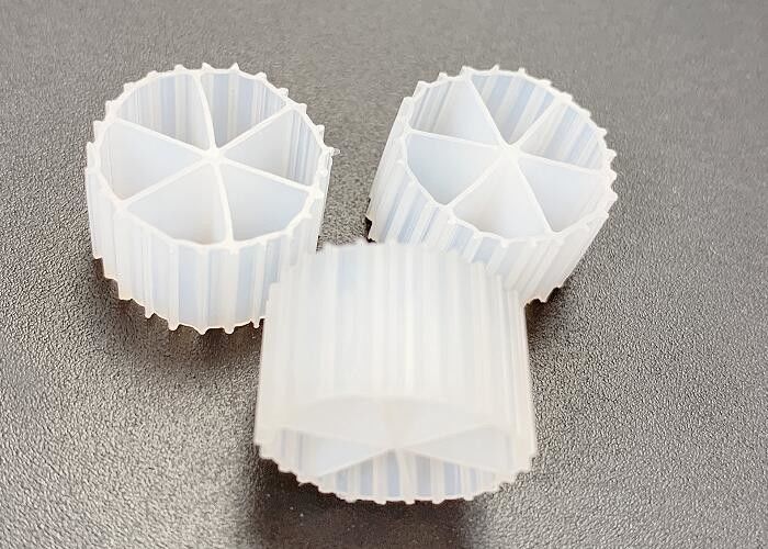 IFAS HDPE สีขาว MBBR เตียงเคลื่อนย้าย Biofilm Reactor ถังอากาศ
