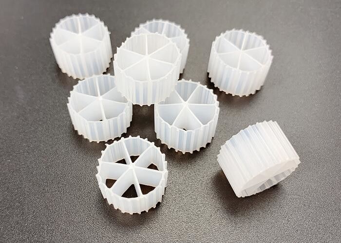 สีขาว FDA วัสดุ HDPE ปลอดภัย เตียงย้าย Biofilm Reactor ระยะอายุ 15 ปี