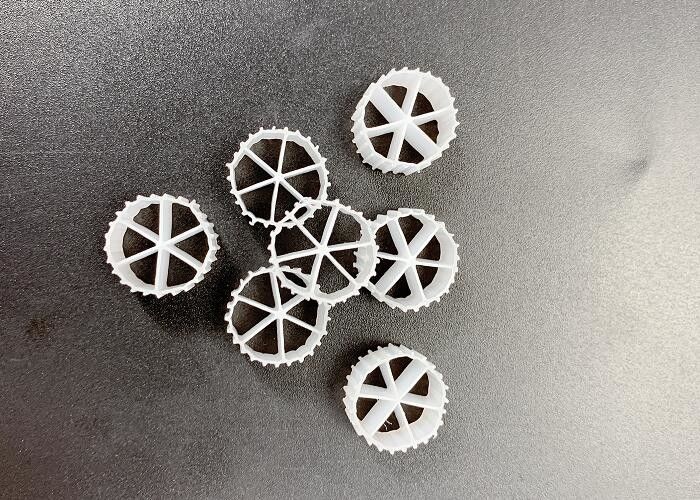สีขาว FDA วัสดุ HDPE ปลอดภัย เตียงย้าย Biofilm Reactor ระยะอายุ 15 ปี