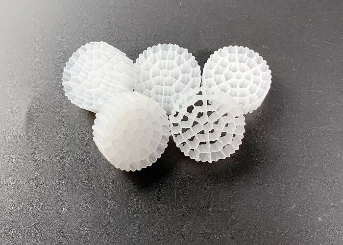 PE37 สีขาว เตียงเคลื่อนย้าย Biofilm Reactor A / O เทคโนโลยี COD BOD Move